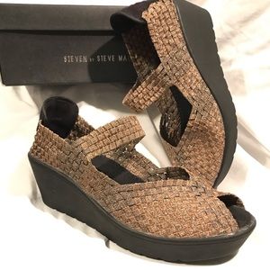 Like New - Steve Madden Metallic Peep Toe Wedges